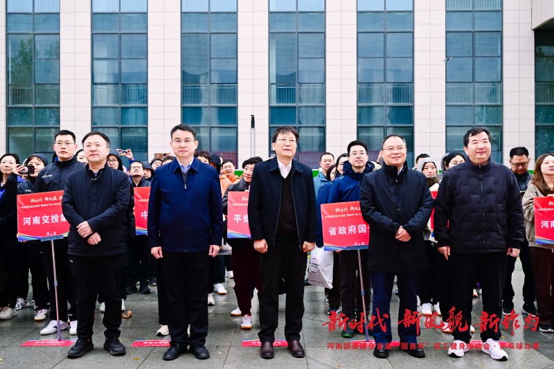 與會(huì)領(lǐng)導(dǎo)觀看工間操表演.jpg