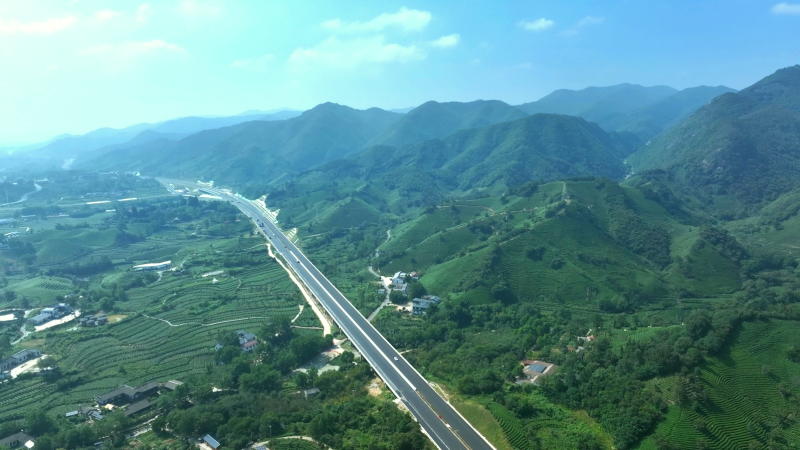 1、沿大別山高速明港至雞公山段航拍圖.png